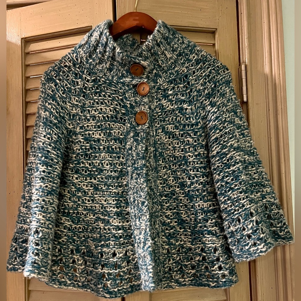 Free People. Chunky knit cardigan. Oversized wooden buttons. Size S
